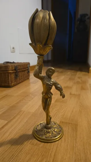 Figura decorativa con flor bronce