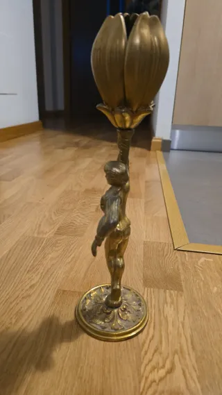 Figura decorativa con flor bronce