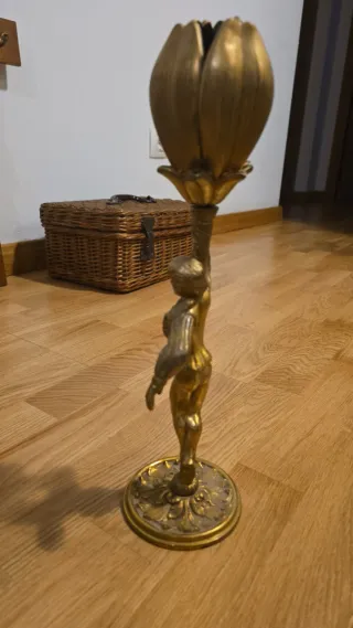 Figura decorativa con flor bronce