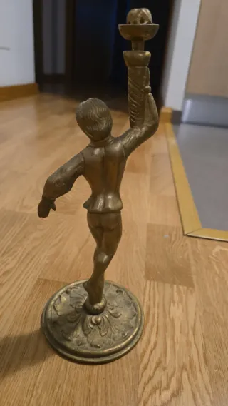 Figura decorativa con flor bronce