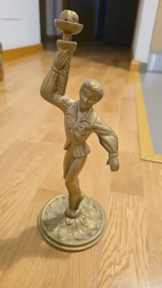 Figura decorativa con flor bronce