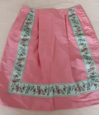 Delantal de seda con detalle