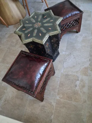 Mesa Marroquí Artesanal con 2 Taburetes