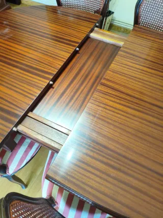 Mesa extensible clásica y 6 sillas