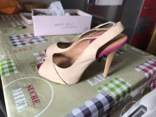 Zapatos de tacón abiertos beige y rosa