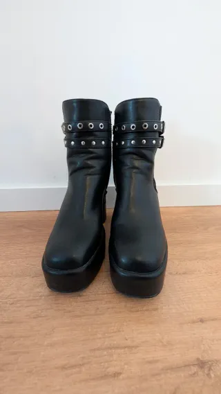 Botines negros con plataforma y tachuelas