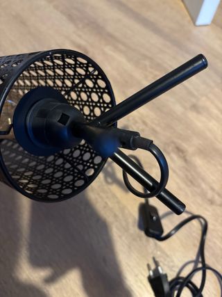 Lámpara de mesa negra pequeña