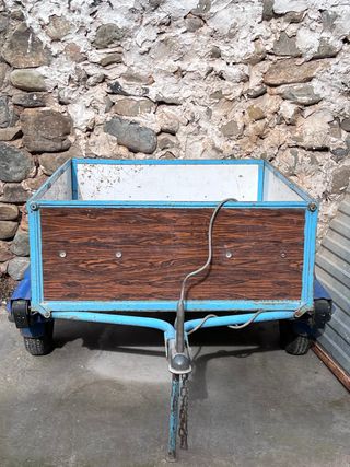 Remolque de coche azul