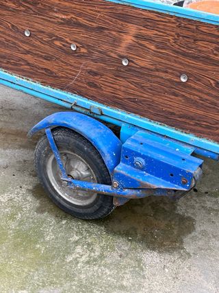 Remolque de coche azul