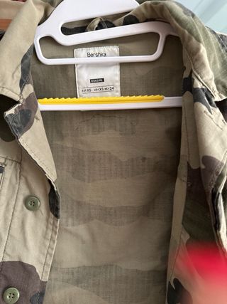 Chaqueta militar Bershka camuflaje mujer XS