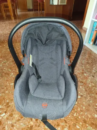 Silla de coche para bebé gris