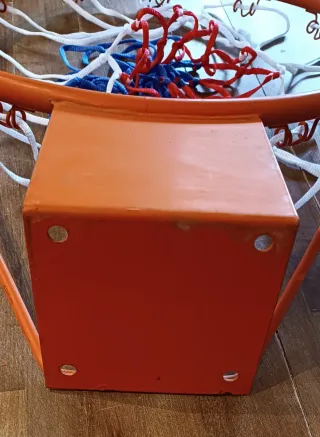 Canestro da basket arancione con retina