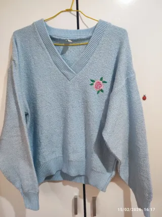 Jersey azul con bordado de rosa