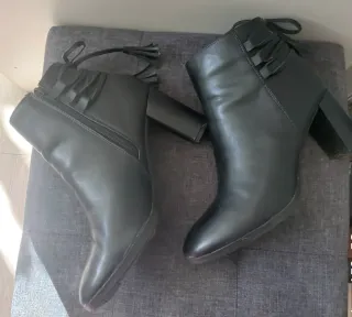 Stivaletti neri donna con tacco e frange