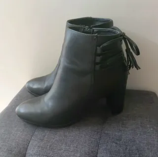 Stivaletti neri donna con tacco e frange