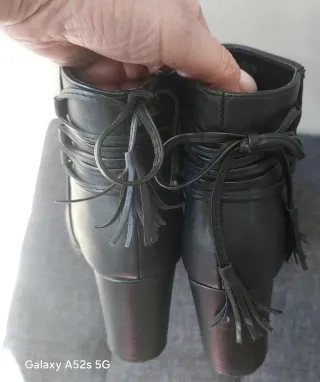 Stivaletti neri donna con tacco e frange