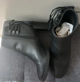 Stivaletti neri donna con tacco e frange