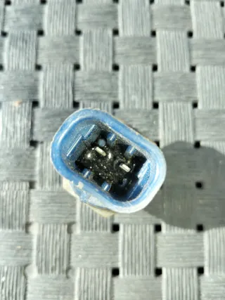 Interruptor de temperatura azul y latón