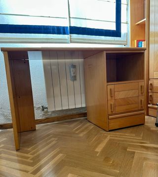 Escritorio de madera con cajones