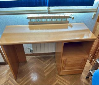 Escritorio de madera con cajones