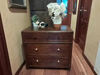 Cómoda de madera con 4 cajones