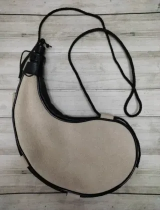 OFERTA. BOTA CURVA EN PIEL Y CUERDA OSCURA DE 1L