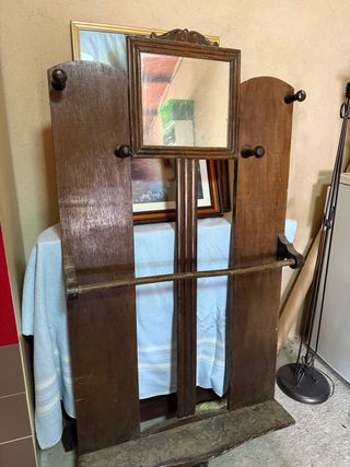 Perchero de madera con espejo rústico