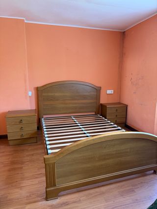 Habitación de madera sin armario