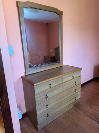 Habitación de madera sin armario