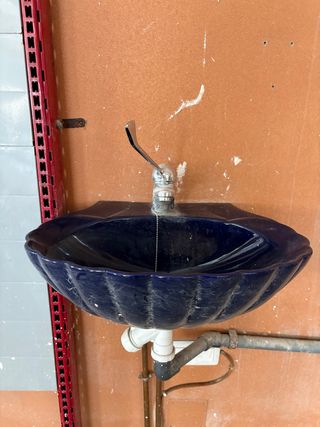 Lavabo concha azul y grifo
