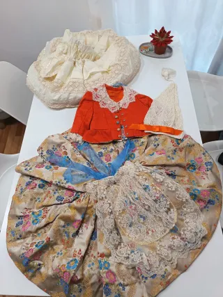 Traje de Fallera Multicolor y Rojo