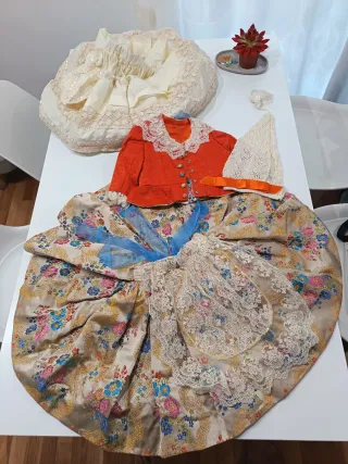 Traje de Fallera Multicolor y Rojo