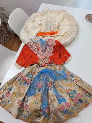 Traje de Fallera Multicolor y Rojo