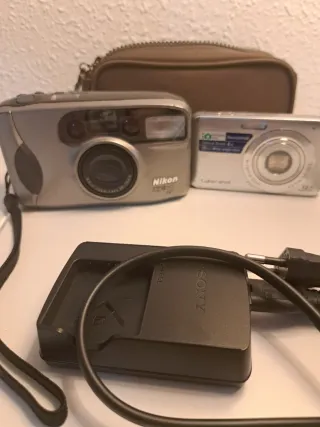 Pacchetto 2 Fotocamere Nikon e Sony + Caricabatterie