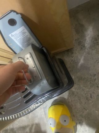 Estufa de parafina negra y plateada