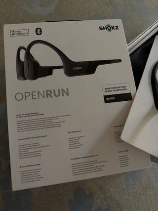 Auriculares deportivos Shokz OpenRun Negros.