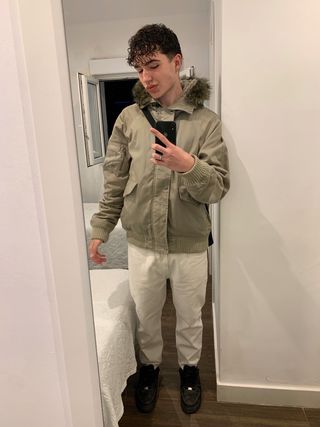 Cazadora verde militar con capucha