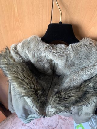 Cazadora verde militar con capucha