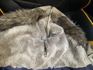 Cazadora verde militar con capucha