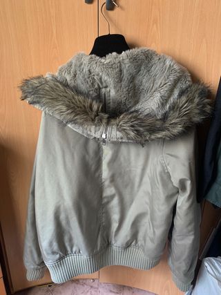 Cazadora verde militar con capucha