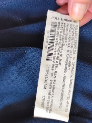 Anorak impermeable Pull&Bear azul y blanco