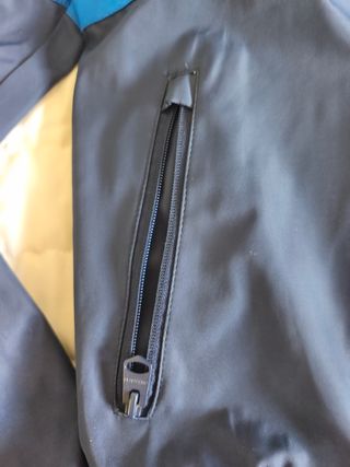 Anorak impermeable Pull&Bear azul y blanco