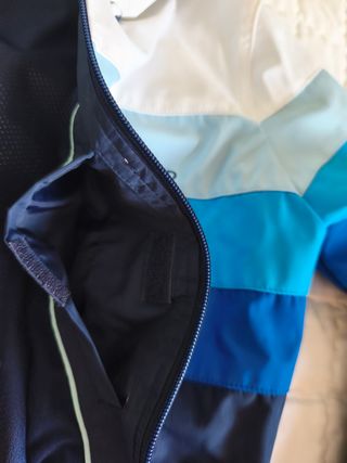 Anorak impermeable Pull&Bear azul y blanco