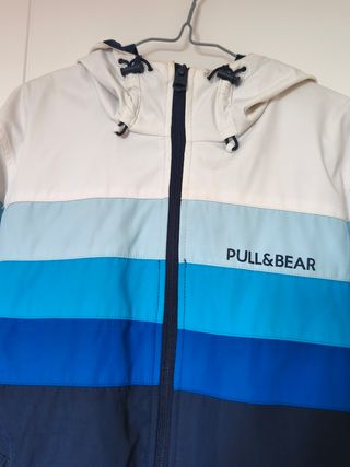 Anorak impermeable Pull&Bear azul y blanco