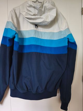 Anorak impermeable Pull&Bear azul y blanco