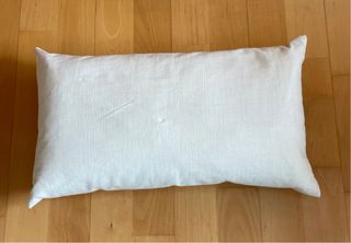 Cojín en color beige, 70x40 cm. Marca