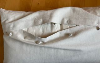 Cojín en color beige, 70x40 cm. Marca