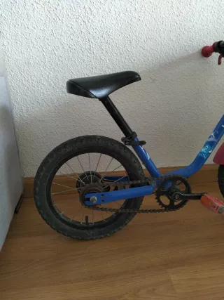 Bicicleta infantil azul y roja con pedales