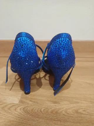 Zapatos de baile azules con pedrería