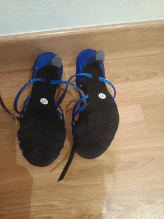 Zapatos de baile azules con pedrería